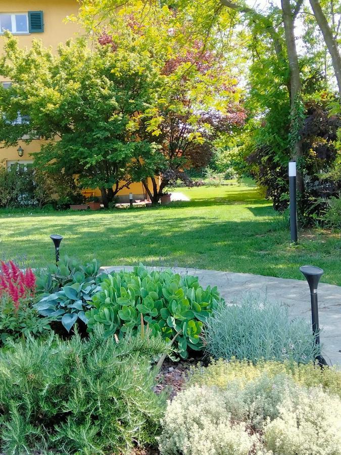 Bed&Breakfast Villa Camilla Ivrea Bagian luar foto